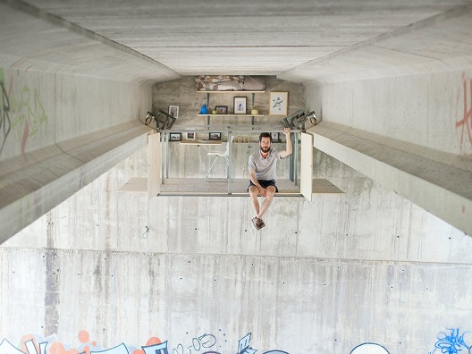Дизајнер направи тајно студио под мост во Валенсија